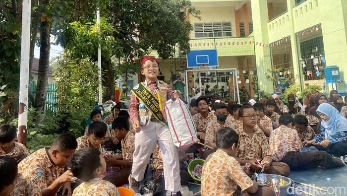 Cak Kevin, Aktivis Lingkungan Cilik asal Surabaya yang bikin ecobrick dari sampah kemasan plastik di warung kopi.
