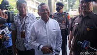 Tak ada keterangan yang diberikan Dahlan saat tiba di KPK. Dia hanya tersenyum sambil bertegur sapa dengan wartawan di lokasi.  