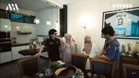 Tepat di sebelah ruang makan merupakan area dapurnya. Dapurnya terkesan minimalis, tetapi bergaya elegan dan mewah. Foto: YouTube Atta Halilintar