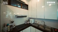 Beginilah potret dapur rumah Lesti dan Rizky Billar. Dilengkapi dengan rak berwarna putih untuk menyimpan peralatan masak. Foto: YouTube Atta Halilintar