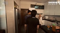 Area dapurnya ini juga dilengkapi dengan pendingin ruangan. Kulkas dua pintunya diletakkan di sisi kanan dekat pintu. Foto: YouTube Atta Halilintar
