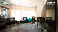 Ini adalah ruangan bersantai sambil ngemil. Dilengkapi dengan sofa dan televisi. Kerap dijadikan tempat untuk menikmati hidangan juga. Foto: YouTube Atta Halilintar