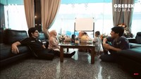 Ini adalah area tamunya yang tak kalah mewah. Ini momen ketika Atta dan Aurel Hermansyah disajikan berbagai makanan.  Foto: YouTube Atta Halilintar