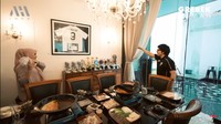 Mereka dijamu hidangan shabu-shabu di ruang makan. Ruang makan Lesti dan Rizky Billar ini dihiasi dengan piala pencapaian. Foto: YouTube Atta Halilintar
