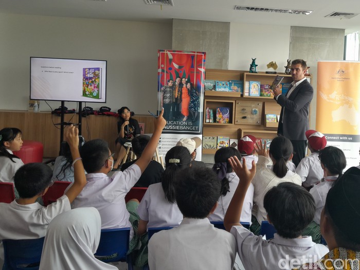 David OShea mendongeng di Perpustakaan Jakarta