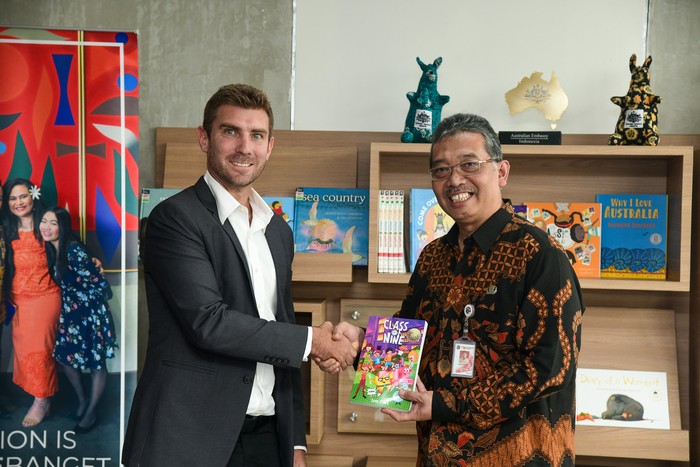 David Oshea mewakili penyerahan buku-buku Australia untuk Australia Reading Corner di Perpustakaan Jakarta.