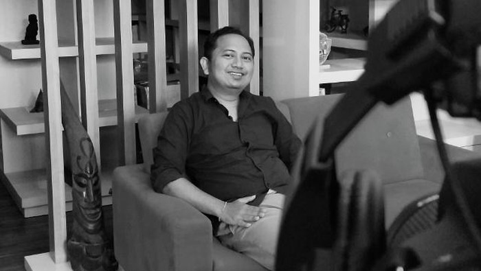 Ketua Majelis Hakim Mahkamah Konstitusi (MK) Anwar Usman (tengah) bersiap memimpin jalannya sidang pengujian materiil UU Nomor 1 Tahun 1974 tentang Perkawinan dengan agenda pembacaan amar putusan di Gedung Mahkamah Konstitusi, Jakarta, Selasa (31/1/2023). Ketua Majelis Hakim Mahkamah Konstitusi dalam amar putusannya menolak permohonan uji materiil Pasal 2 ayat 1 UU Nomor 1 Tahun 1974 tentang Perkawinan terkait pernikahan beda agama yang diajukan pemohon Ramos Petege, seorang Katolik yang hendak menikahi seorang perempuan beragama Islam. ANTARA FOTO/Indrianto Eko Suwarso/tom.