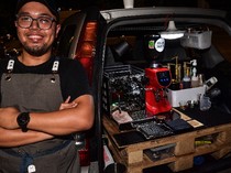 5 Penjual Makanan Giat Bekerja Demi Menabung untuk Tujuan Ini