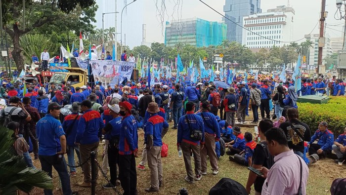 Demo buruh di kawasan Monas