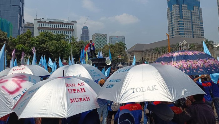 Demo buruh di Monas