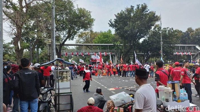 Demo Buruh di Patung Kuda