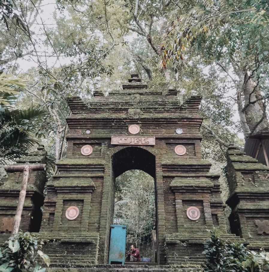Berkunjung ke Desa Wisata Japan merupakan sebuah pengalaman yang berbeda. Terletak di Desa Japan, Kecamatan Dawe, Kabupaten Kudus, Propinsi Jawa Tengah, Desa Wisata Japan masuk dalam zona Muria.