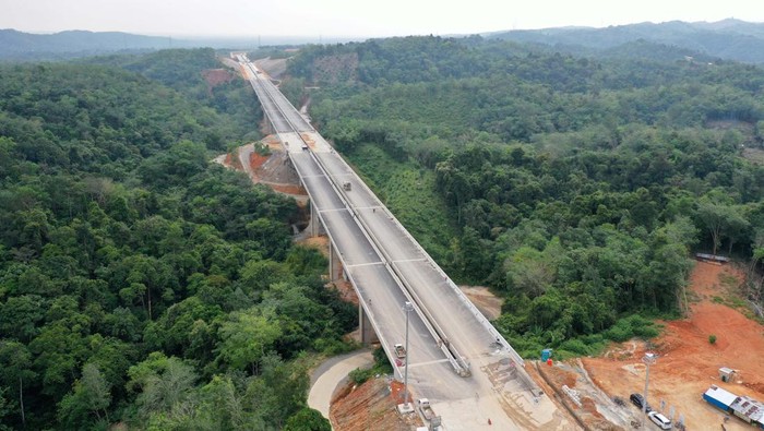 Jalan tol Ruas Pekanbaru-Padang Seksi Bangkinang-Pangkalan Tahap I (Bangkinang-Koto Kampar) dilengkapi dengan jembatan layang di atas lembah. Begini potretnya.