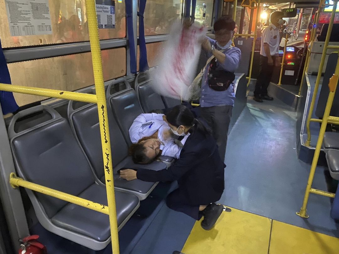 Duh! Kondektur Bus Ini Pingsan Gara-gara Penumpang Bawa Durian