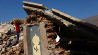 Ibrahim Ait Said melihat puing-puing rumah yang mengubur 10 anggota keluarga mereka.  