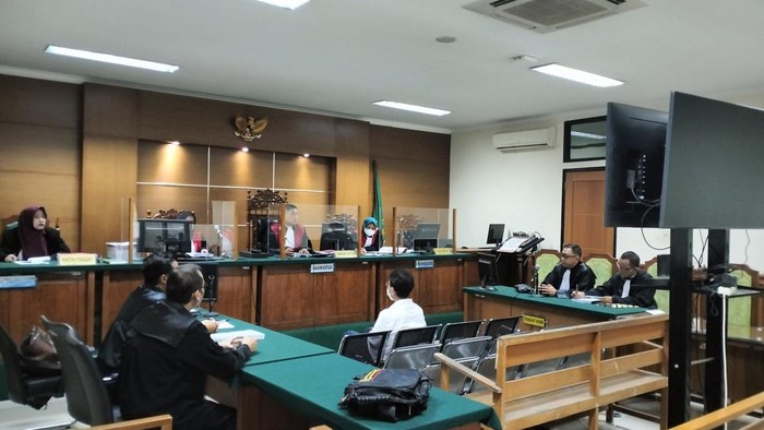 Eks pejabat Bank Banten Darwinis dituntut 9 tahun penjara dalam kasus pencairan kredit modal kerja (KMK) dan kredit investasi (KI) ke PT Harum Nusantara Makmur (HNM). Terdakwa adalah mantan Kepala Unit Administrasi Kredit Bank Banten pada 2017 saat kredit dicairkan sebanyak Rp 61 miliar.