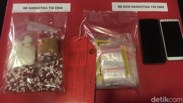 ekstasi model baru merah putih