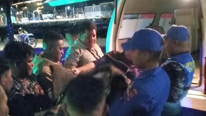 Personel Polairud dan petugas medis mengevakuasi ibu hamil yang hendak melahirkan ke Puskesmas Labuan Bajo. (Humas Polres Manggarai Barat)