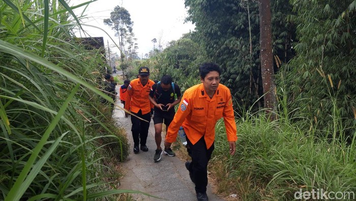 Tim SAR dan relawan naik untuk mengevakuasi WNA dari puncak Merapi.