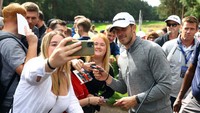 Usai pertandingan, Bale nampak meladeni permintaan tanda tangan dan foto bersama fans yang telah menunggu dirinya.  