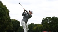 Gareth Bale melakukan pukulan. Pertandingan ekshibisi itu pembuka sebelum BMW PGA Championship tour Eropa yang berlangsung 14-17 September.  