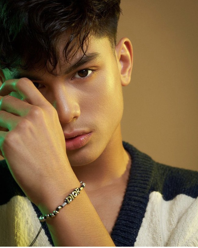 Penampilan Eddy Meijer di pemotretan terbarunya itu pun mendapatkan banyak pujian dari netizen. Tak hanya parasnya yang rupawan, Eddy sudah terlihat sangat profesional menjadi model. Foto: Dok. Glenn Prasetya via Instagram @eddy_mm