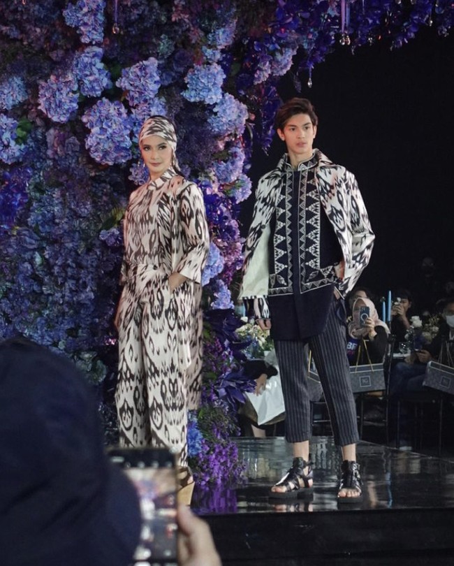 Eddy Meijer pertama kali debut di Indonesia Fashion Week 2022. Parasnya yang tampan itu pun berhasil mencuri perhatian. Foto: Dok. nstagram @eddy_mm