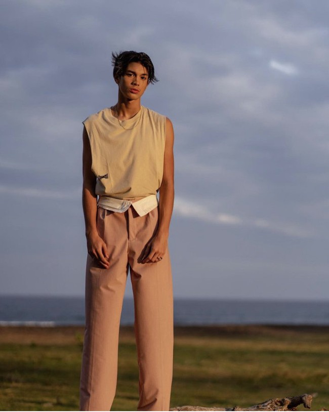 Sebelum menjadi model catwalk, Eddy Meijer pertama kali muncul sebagai model di video klip penyanyi Shanna Shannon berjudul Terlalu Sayang. Foto: Instagram @eddy_mm