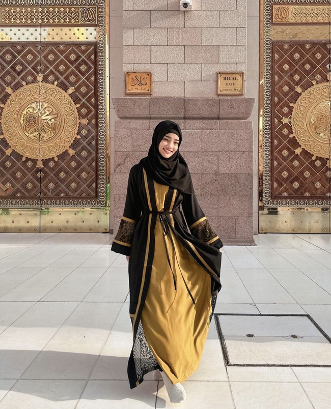 Fuji tampil memakai outer abaya hitam dipadu dengan gamis warna mustard. Foto: Dok. Instagram @fuji_an.