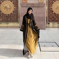 Fuji tampil memakai outer abaya hitam dipadu dengan gamis warna mustard. Foto: Dok. Instagram @fuji_an.