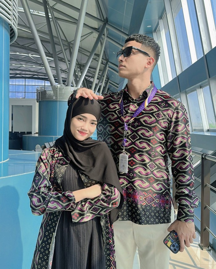 Gaya hijab Fujianti Utami Putri saat umrah.