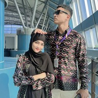 Kakak beradik Fujianti Utami Putri dan Fadly Faisal berangkat ibadah umrah ke Tanah Suci pada Minggu (10/9/2023) bersama influencer lainnya. Berada di bandara jelang berangkat umrah, keduanya kompak memakai baju seragam hitam. Bismillahirrahmanirrahim, tom & jerry berangkat dulu ya👋, tulis keterangan unggahan Fuji dan Fadly. Foto: Dok. Instagram @fuji_an.