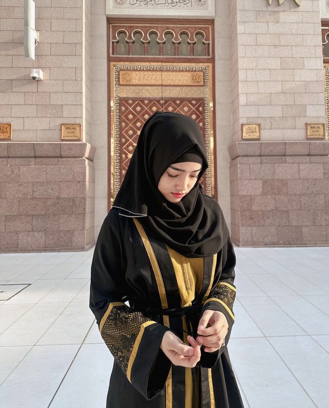 Berpose di Madinah, Fuji ingin agar pengikut dan penggemar setianya tidak terlalu berekspetasi lebih. Cuman manusia biasa, masih jauh dari kata sempurna dan masih banyak kurangnya, jadi tolong jangan berekpetasi apapun ke aku ya🙏, tulis Fuji di akun Instagramnya. Foto: Dok. Instagram @fuji_an.