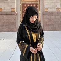 Berpose di Madinah, Fuji ingin agar pengikut dan penggemar setianya tidak terlalu berekspetasi lebih. Cuman manusia biasa, masih jauh dari kata sempurna dan masih banyak kurangnya, jadi tolong jangan berekpetasi apapun ke aku ya🙏, tulis Fuji di akun Instagramnya. Foto: Dok. Instagram @fuji_an.