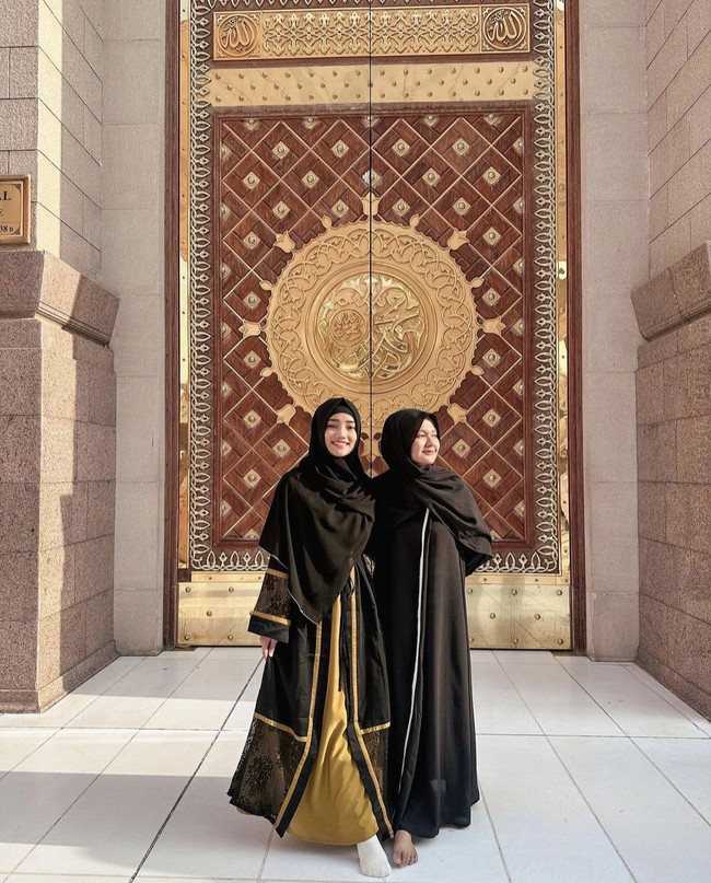 Wanita yang lahir pada 3 November 2002 itu terlihat nyaman ketika memakai abaya dan hijab yang dibentuk syari. Fuji foto OOTD dengan Lucia Rahma. Foto: Dok. Instagram @fuji_an.