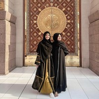 Wanita yang lahir pada 3 November 2002 itu terlihat nyaman ketika memakai abaya dan hijab yang dibentuk syari. Fuji foto OOTD dengan Lucia Rahma. Foto: Dok. Instagram @fuji_an.