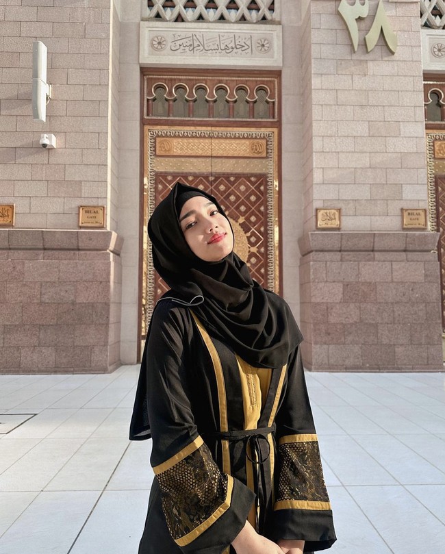 Ketika di Madinah, Fuji terlihat memakai hijab pashmina hitam yang dibentuk syari. Adik Bibi Ardiansyah itu juga mengenakan inner hijab agar bagian depan rambutnya tidak terlihat. Foto: Dok. Instagram @fuji_an.