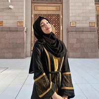 Ketika di Madinah, Fuji terlihat memakai hijab pashmina hitam yang dibentuk syari. Adik Bibi Ardiansyah itu juga mengenakan inner hijab agar bagian depan rambutnya tidak terlihat. Foto: Dok. Instagram @fuji_an.