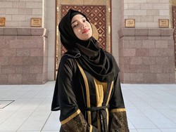 10 Potret Fuji Pakai Hijab Selama Umrah, Banjir Pujian dari Netizen
