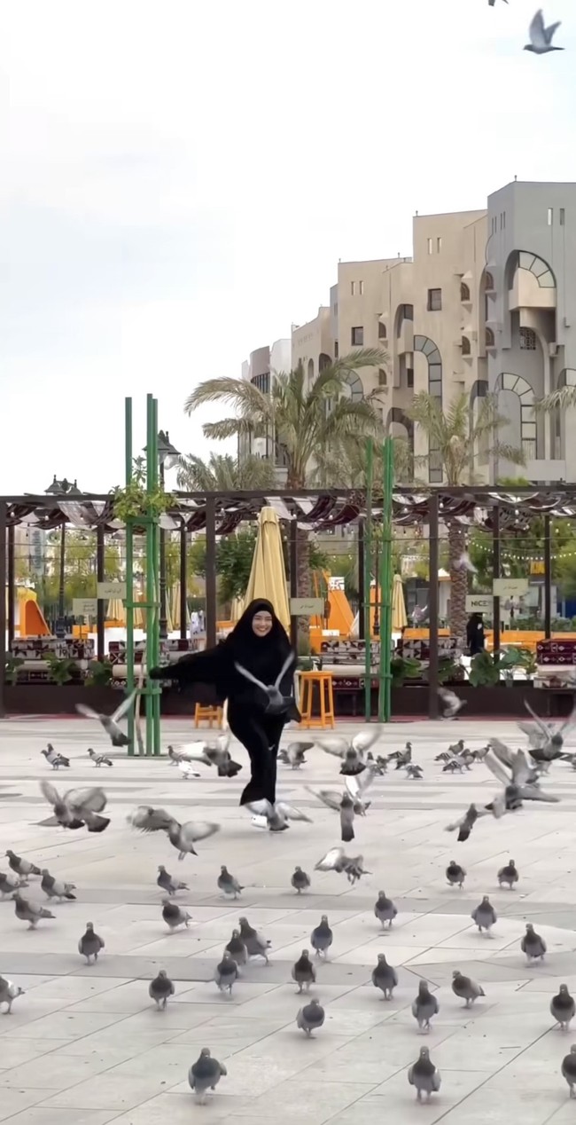Menikmati indahnya pemandangan dan suasana di Tanah Suci, Fuji mengunggah video ketika berlari dan tertawa lepas di tengah burung-burung merpati. Dalam video, Fuji memakai khimar dan gamis serba hitam. Foto: Dok. Instagram @fuji_an.