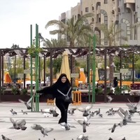 Menikmati indahnya pemandangan dan suasana di Tanah Suci, Fuji mengunggah video ketika berlari dan tertawa lepas di tengah burung-burung merpati. Dalam video, Fuji memakai khimar dan gamis serba hitam. Foto: Dok. Instagram @fuji_an.