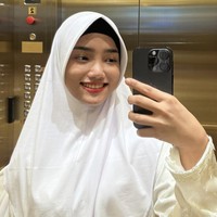 Berada di dalam lift, selebriti internet dan kreator konten ini mengunggah mirror selfie. Dia mengenakan hijab bergo warna putih dilengkapi dengan inner hijab warna hitam. Fuji pun menebar pose senyum. Foto: Dok. Instagram @fuji_an.