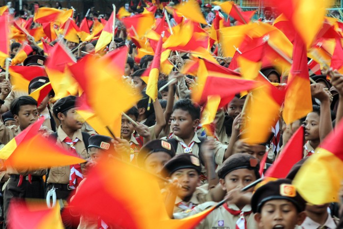 Sejumlah siswa melakukan parade pada acara Gelar Senja Pramuka di Lapangan Tegar Beriman, Cibinong, Kabupaten Bogor, Jawa Barat, Kamis (14/9/2023). Kegiatan rutin tahunan tersebut diikuti ribuan anggota Pramuka yang berasal dari sekolah se-Kabupaten Bogor dan menampilkan parade serta atraksi kesenian. ANTARA FOTO/Yulius Satria Wijaya/aww.
