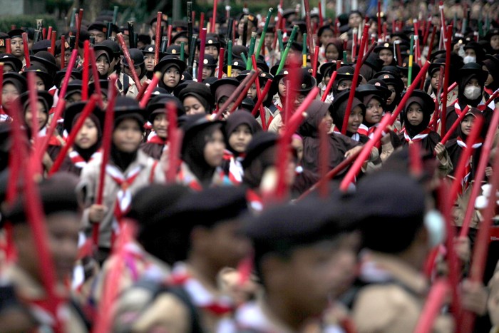 Sejumlah siswa melakukan parade pada acara Gelar Senja Pramuka di Lapangan Tegar Beriman, Cibinong, Kabupaten Bogor, Jawa Barat, Kamis (14/9/2023). Kegiatan rutin tahunan tersebut diikuti ribuan anggota Pramuka yang berasal dari sekolah se-Kabupaten Bogor dan menampilkan parade serta atraksi kesenian. ANTARA FOTO/Yulius Satria Wijaya/aww.