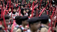 Sejumlah siswa melakukan parade pada acara Gelar Senja Pramuka di Lapangan Tegar Beriman, Cibinong, Kabupaten Bogor, Jawa Barat, Kamis (14/9/2023).  