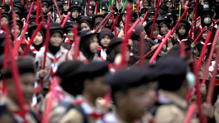 Sejumlah siswa melakukan parade pada acara Gelar Senja Pramuka di Lapangan Tegar Beriman, Cibinong, Kabupaten Bogor, Jawa Barat, Kamis (14/9/2023). Kegiatan rutin tahunan tersebut diikuti ribuan anggota Pramuka yang berasal dari sekolah se-Kabupaten Bogor dan menampilkan parade serta atraksi kesenian. ANTARA FOTO/Yulius Satria Wijaya/aww.