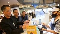 (Ki-Ka) Direktur Information Technology Bank Mandiri Timothy Utama, Direktur Jaringan & Retail Banking Bank Mandiri Aquarius Rudianto, Presiden Direktur Grand Indonesia Budiman Rasjid serta Direktur Keuangan dan Strategi Bank Mandiri Sigit Prastowo saat menjajal transaksi di merchant dalam pembukaan event Livin Fest untuk menyambut HUT ke-25 Bank Mandiri di Mall Grand Indonesia, Jakarta, Kamis (14/9/2023).