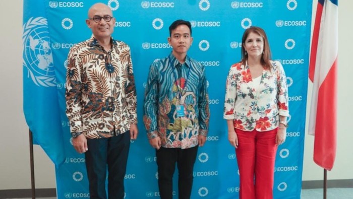 Walikota Solo Gibran Rakabuming bersama dengan Duta Besar Perutusan Tetap RI untuk PBB Arrmanatha Nasir dan Presiden Dewan Ekonomi dan Sosial (ECOSOC) PBB di Kantor PBB New York, Amerika Serikat.