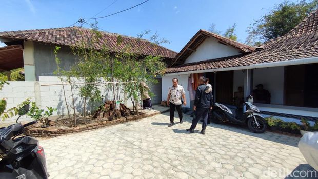 Halaman rumah paman Sunarto yang akses rumahnya ditembok tetangga di Ponorogo.
