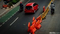 Jika dilihat, separator ini hanya terpasang mulai dari bawah jembatan penyeberangan orang (JPO) hingga rambu jalan masuk gerbang tol dalam kota Cawang.  